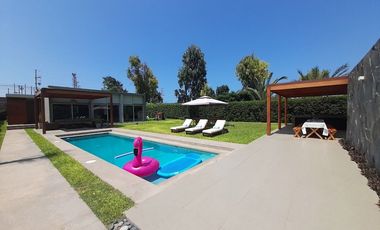 En ALQUILER, moderna casa con Piscina y finos acabados 🏡💙