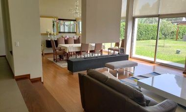 En ALQUILER, moderna casa con Piscina y finos acabados 🏡💙