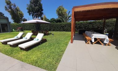 En ALQUILER, moderna casa con Piscina y finos acabados 🏡💙