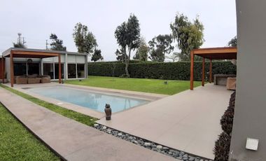 En ALQUILER, moderna casa con Piscina y finos acabados 🏡💙