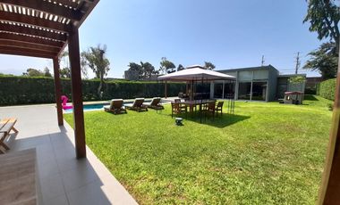 En ALQUILER, moderna casa con Piscina y finos acabados 🏡💙