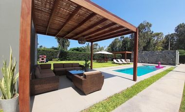 En ALQUILER, moderna casa con Piscina y finos acabados 🏡💙