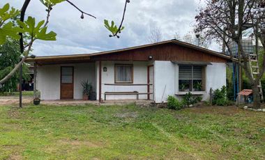 Se vende terreno con casa en Carretones