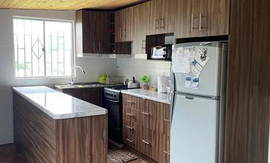 Se vende terreno con casa en Carretones
