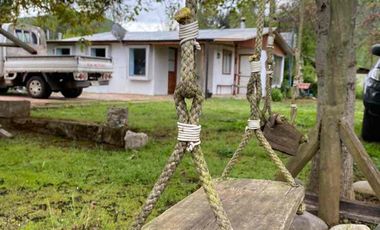 Se vende terreno con casa en Carretones