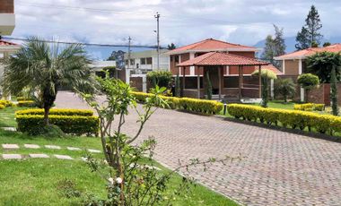 Hermosa casa en venta, sector El Retorno, conjunto cerrado con seguridad digital!