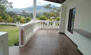 Renta linda casa al ingreso de Cotacachi