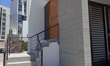 CASA EN VENTA EN CLUB DE GOLF LA LOMA CON ROOF GARDEN Y JACUZZI