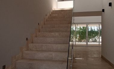 CASA EN VENTA EN CLUB DE GOLF LA LOMA CON ROOF GARDEN Y JACUZZI