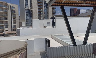 CASA EN VENTA EN CLUB DE GOLF LA LOMA CON ROOF GARDEN Y JACUZZI