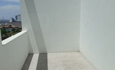 CASA EN VENTA EN CLUB DE GOLF LA LOMA CON ROOF GARDEN Y JACUZZI