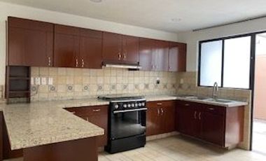 CASA EN RENTA EN BOSQUES DE ANGELÓPOLIS, 3 RECÁMARAS CON BAÑO, LA MEJOR UBICACIÓN, PUEBLA