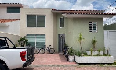 CASA EN VENTA EN SANTA CRUZ BUENAVISTA, A 2 MINUTOS DE ZAVALETA Y DE LAS ÁNIMAS,  2 RECÁMARAS CON OPCIÓN A TERCERA, PUEBLA