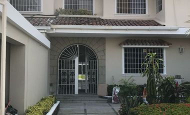 Alquilo amplio departamento Samborondon primeros kilometros planta baja
