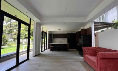 Brand new home with pool in Hillsborough Alabang