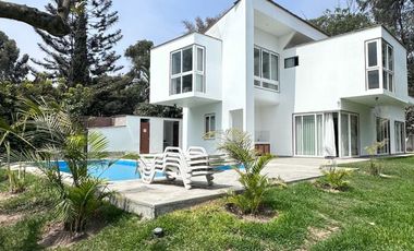 OPORTUNIDAD DE ALQUILAR HERMOSA CASA MODERNA EN PACHACAMAC CON PISCINA AMOBLADO
