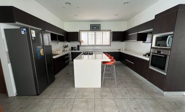 OPORTUNIDAD DE ALQUILAR HERMOSA CASA MODERNA EN PACHACAMAC CON PISCINA AMOBLADO