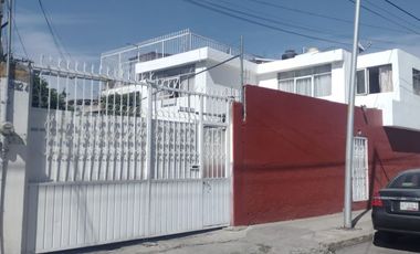 Rento amplia casa dentro de conjunto cerrado en Col. Xonaca cerca de Facultad de Lenguas 3 recamaras, cochera 2 autos $9500
