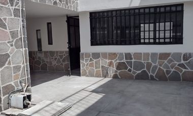 Rento amplia casa dentro de conjunto cerrado en Col. Xonaca cerca de Facultad de Lenguas 3 recamaras, cochera 2 autos $9500