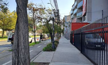 Arriendo depto 78 m2 de 3 drmitorios 1 baño estacionamiento Sta Vctoria con Seminario Providencia