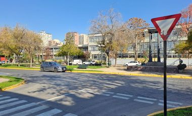 Arriendo depto 78 m2 de 3 drmitorios 1 baño estacionamiento Sta Vctoria con Seminario Providencia