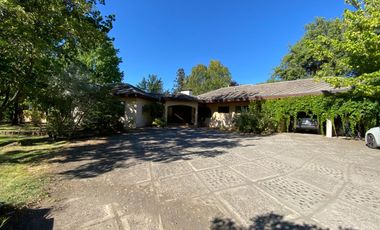 Se vende casa en Sector Residencial Jardin del Este en terreno de 3.300 M2 a pasos de calle Vicente Mendez comuna de Chillán