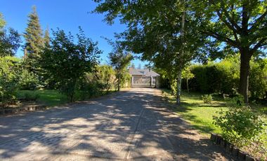 Se vende casa en Sector Residencial Jardin del Este en terreno de 3.300 M2 a pasos de calle Vicente Mendez comuna de Chillán