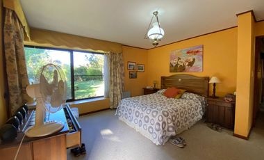 Se vende casa en Sector Residencial Jardin del Este en terreno de 3.300 M2 a pasos de calle Vicente Mendez comuna de Chillán
