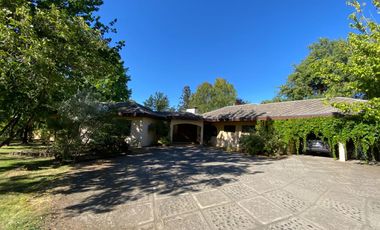 Se vende casa en Sector Residencial Jardin del Este en terreno de 3.300 M2 a pasos de calle Vicente Mendez comuna de Chillán
