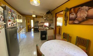 Se vende casa en Sector Residencial Jardin del Este en terreno de 3.300 M2 a pasos de calle Vicente Mendez comuna de Chillán