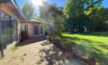 Se vende casa en Sector Residencial Jardin del Este en terreno de 3.300 M2 a pasos de calle Vicente Mendez comuna de Chillán