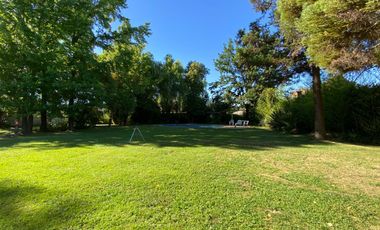 Se vende casa en Sector Residencial Jardin del Este en terreno de 3.300 M2 a pasos de calle Vicente Mendez comuna de Chillán