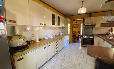 Se vende casa en Sector Residencial Jardin del Este en terreno de 3.300 M2 a pasos de calle Vicente Mendez comuna de Chillán