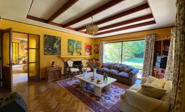 Se vende casa en Sector Residencial Jardin del Este en terreno de 3.300 M2 a pasos de calle Vicente Mendez comuna de Chillán