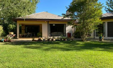 Se vende casa en Sector Residencial Jardin del Este en terreno de 3.300 M2 a pasos de calle Vicente Mendez comuna de Chillán