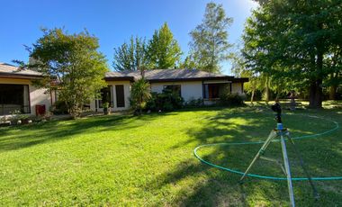 Se vende casa en Sector Residencial Jardin del Este en terreno de 3.300 M2 a pasos de calle Vicente Mendez comuna de Chillán