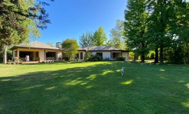Se vende casa en Sector Residencial Jardin del Este en terreno de 3.300 M2 a pasos de calle Vicente Mendez comuna de Chillán