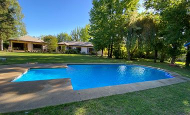 Se vende casa en Sector Residencial Jardin del Este en terreno de 3.300 M2 a pasos de calle Vicente Mendez comuna de Chillán