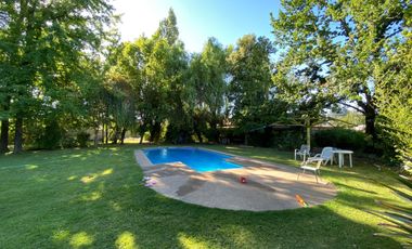 Se vende casa en Sector Residencial Jardin del Este en terreno de 3.300 M2 a pasos de calle Vicente Mendez comuna de Chillán