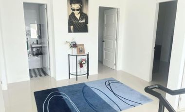 5BR House with Pool 241sqm Corner 3-level Roofdeck Compostela