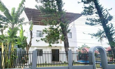 5BR House with Pool 241sqm Corner 3-level Roofdeck Compostela