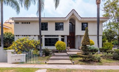 Casa en Venta en Azaleas Residencial en Esquina rodeada de Naturaleza Amplio Terreno y Jardin