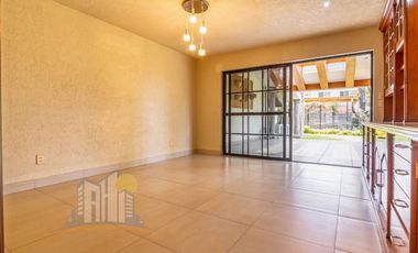 Casa en Venta en Azaleas Residencial en Esquina rodeada de Naturaleza Amplio Terreno y Jardin