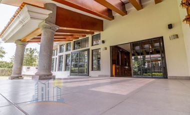 Casa en Venta en Azaleas Residencial en Esquina rodeada de Naturaleza Amplio Terreno y Jardin