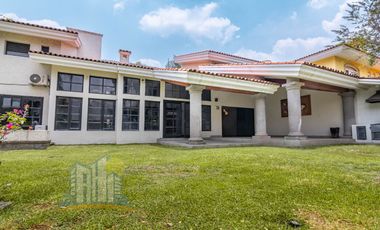 Casa en Venta en Azaleas Residencial en Esquina rodeada de Naturaleza Amplio Terreno y Jardin
