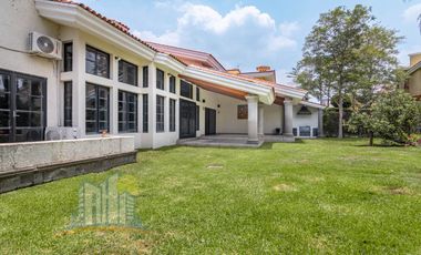 Casa en Venta en Azaleas Residencial en Esquina rodeada de Naturaleza Amplio Terreno y Jardin