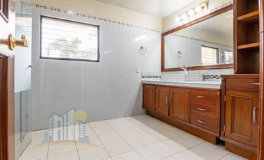 Casa en Venta en Azaleas Residencial en Esquina rodeada de Naturaleza Amplio Terreno y Jardin