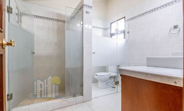 Casa en Venta en Azaleas Residencial en Esquina rodeada de Naturaleza Amplio Terreno y Jardin