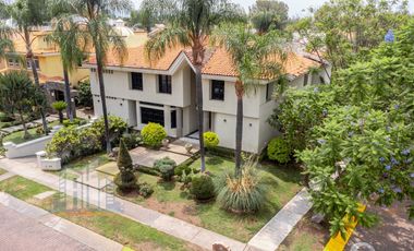 Casa en Venta en Azaleas Residencial en Esquina rodeada de Naturaleza Amplio Terreno y Jardin