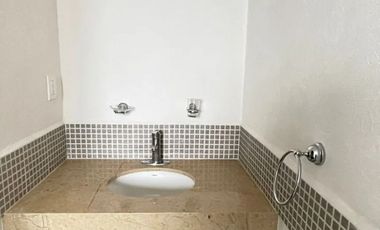 Casa nueva en tres niveles, con amenidades, seguridad, cerca de medios de transporte